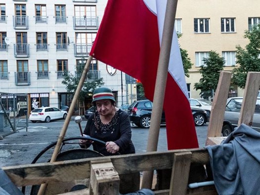 Podwórko, w którym znajduje się Przestrzeń Prywatna jest...