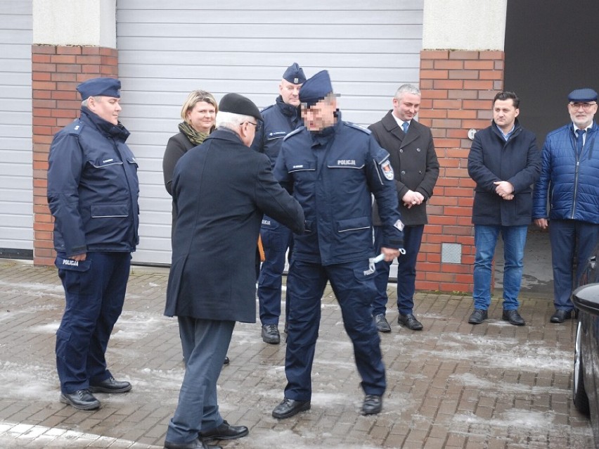 Policjanci kryminalni z Człuchowa mają nowy nieoznakowany radiowóz. Dorzuciły się do niego samorządy