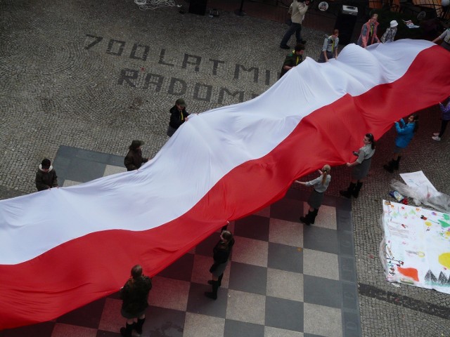 Harcerze z Hufca ZHP Radomsko na Placu 3 Maja przygotowali happening z okazji Święta Flagi