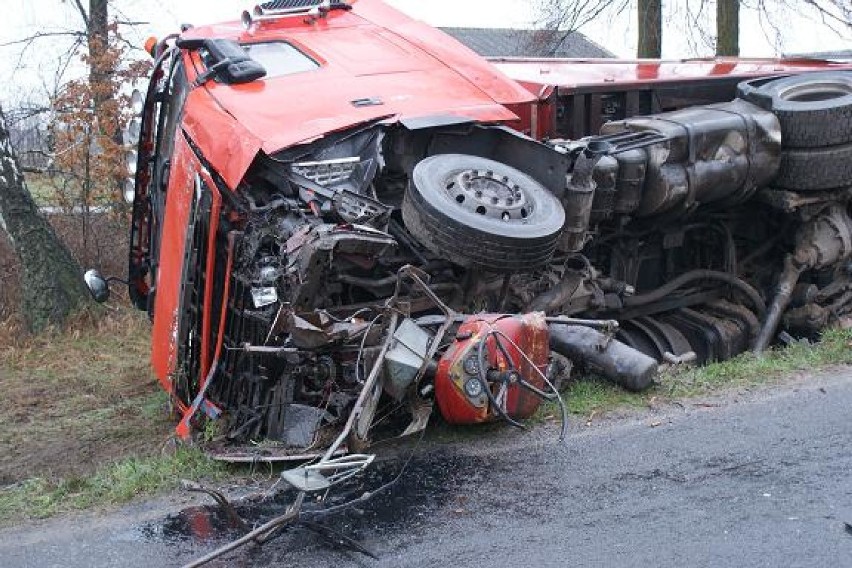 Śmiertelny wypadek w Brąszewicach. W zderzeniu tira z traktorem zginęła jedna osoba