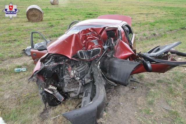 Wstępne ustalenia mundurowych wykazały, że 29-letni kierowca daewoo stracił panowanie nad autem. Mężczyzna wjechał do przydrożnego rowu, gdzie samochód uderzył w drzewo. W wyniku odniesionych obrażeń 29-latek zginął na miejscu.
