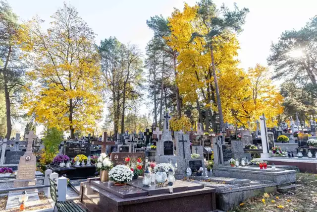 Te znane osoby leżą na cmentarzach poza Polską