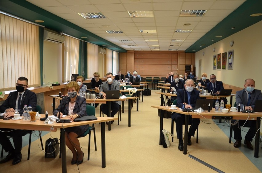 Radni powiatu konińskiego obradowali po raz 19.Radni powiatu dokonali zmian w budżecie, a także ustalili nowe składy osobowe komisji rady