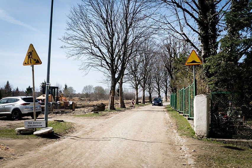 Szczawno-Zdrój: Ulica  w okolicy cmentarza zmieni przebieg, będzie nowy parking (ZDJĘCIA)