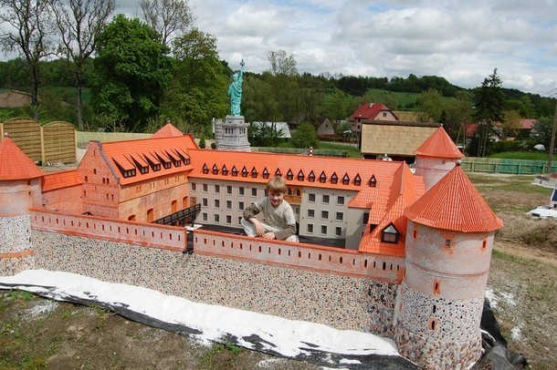 Park Miniatur w Stryszej Budzie. Statua Wolności, Krzywa Wieża w Pizie, Chrystus Zbawiciel z Rio de Janerio, a także sanktuarium z Sianowa, kartuska kolegiata czy zamek krzyżacki z Bytowa - w skali 1:25, niedaleko Kartuz.