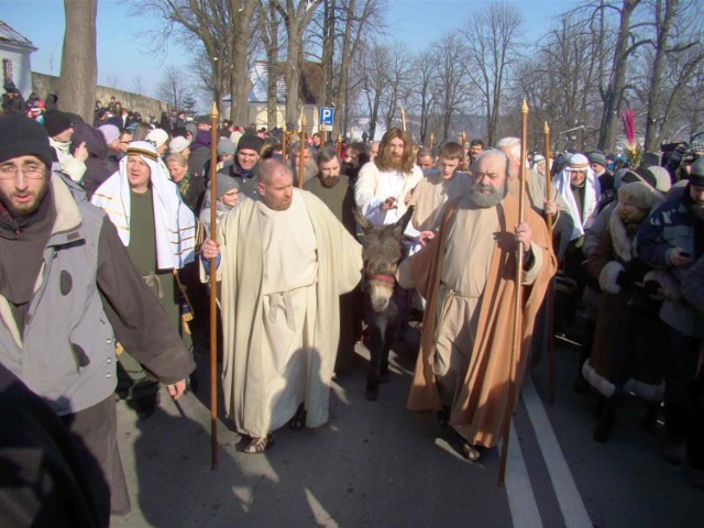 Scena wjazdu Jezusa na osiołku do Jerozolimy rozpocznie 13 kwietnia obchody Wielkiego Tygodnia w sanktuarium pasyjno-maryjnym w Kalwarii Zebrzydowskiej.