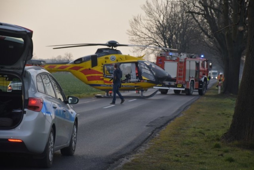 Groźny wypadek na trasie Gniezno-Niechanowo, potrącenie. Lądował śmigłowiec  LPR
