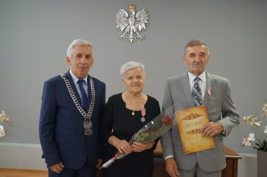 Złote Gody w gminie Kazimierza Wielka. Medale, życzenia i kwiaty dla par małżeńskich. Wspomnieniom nie było końca. Zobaczcie zdjęcia