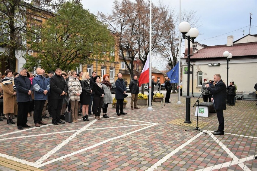 Dwa maszty flagowe stanęły przed Urzędem Miejskim w Opocznie ZDJĘCIA