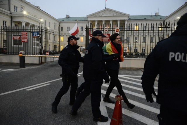 Manifestacja anty LGBT w Warszawie. "Stop deprawacji" i "Stop nienawiści" to hasła, z jakimi protestowały wczoraj dwie grupy przed Urzędem Miasta. Pikietę organizowało Centrum Życia i Rodziny, zdaniem którego pod znakiem lekcji przeciw mowie nienawiści, stołeczny ratusz chce promować homoseksualizm. Szczegóły w artykule poniżej.