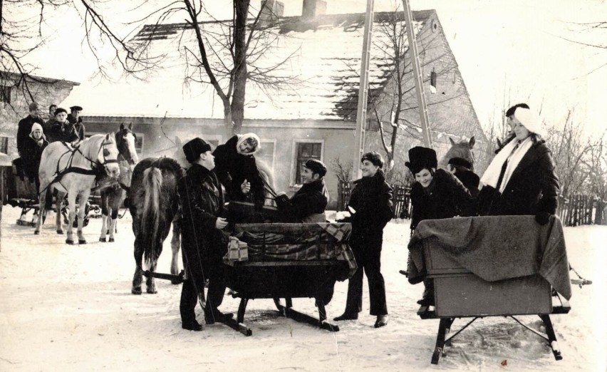 „A z iskry rozgorzeje ogień!” Tak bawili się w latach 60. i 70. mieszkańcy Jankowa Dolnego. Mamy unikalne fotografie [FOTO]