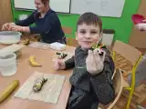 Właściciele restauracji uczyli dzieci w Stalowej Woli robienia sushi. Zobacz zdjęcia