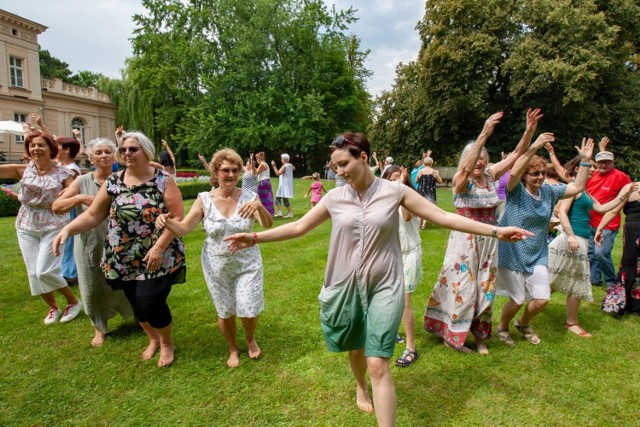 Wczoraj (niedziela 29 lipca) w pięknym zakątku w kompleksie Pałacowo-parkowym w Ostromecku pod Bydgoszczą odbył się VIII Festiwal Tańców w Kręgu. Na imprezę zaprosiło Stowarzyszenie Ajde Jano. Głównym celem festiwalu jest ukazywanie bogactwa kultur narodowych i etnicznych, integracja społeczności lokalnych z różnych grup wiekowych oraz proponowanie tańców etnicznych jako ciekawy sposób spędzania czasu.

W programie VIII Festiwalu Tańców w Kręgu były warsztaty taneczne; występ zespołu ukraińskiego "Czeromosz", pokaz tańców greckich, taniec bollywood, wielki taneczny krąg. Wieczorem miłośnicy tańca i muzyki bawili się na koncercie orkiestry dętej M.Band oraz orkiestry z Perth - partnerskiego miasta Bydgoszczy.

Zobacz także: Oto mistrzowie drugiego planu! Padniecie ze śmiechu! [zdjęcia]

Orkiestra Muzyków Bydgoskich EMBAND działa przy I Liceum Ogólnokształcącym w Bydgoszczy. Kapelmistrzem jest Ewa Makula. Orkiestra istnieje od 1995 roku. Ważnymi osiągnięciami orkiestry były Ogólnopolskie Konkursy i Festiwale Orkiestr Dętych, na których przyznawano jej pierwsze miejsca, Grand Prix i Złote Medale dla kapelmistrza. Były to: Szamocin 2001 i 2004 oraz Rowy 2009, 2010, 2011. Również w macierzystym województwie uczestniczyła w konkursach o Puchar Marszałka Województwa Kujawsko-Pomorskiego, zdobywając czołowe miejsca.

Zobacz także: Tragedia w Pieckach pod Bydgoszczą. Znaleziono ciało 19-latka

Perthshire Brass Band ze Szkocji to jedna z bardziej utytułowanych orkiestr, obecnie zajmuje najwyższe w swojej historii miejsce w rankingu orkiestr dętych, została założona w 1978 r. Orkiestra to duży, liczący 30 muzyków zespół o zróżnicowanym wieku i zdolnościach. Najmłodszy członek zespołu ma 5 lat, a najstarszy – 72. W repertuarze mają zarówno muzykę filmową, piosenki pop, ale też dzieła wielkich klasyków oraz tradycyjne utwory szkockie.

Informacje pochodzą ze strony MCK Bydgoszcz.

Festiwal Kolory Muzyki 2018. Biesiada Ludowa w Parku Miejskim w Lublinie
