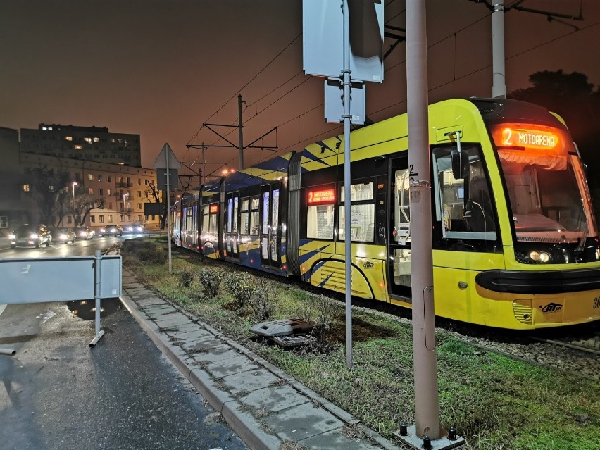 Tramwaj jechał w kierunku Motoareny. Opuszczał już rondo i...