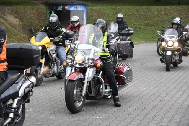 Świętokrzyscy Motocykliści zorganizowali w niedzielę, 26 września Zakończenie Sezonu Motocyklowego

Uczestnicy wydarzenie spotkali się w niedzielne popołudnie przy ulicy Ściegiennego obok pomnika Homo Homini. Stamtąd motocyklowy korowód przejechał do centrum miasta ulicami: Ściegiennego, Jana Pawła II, Ogrodową, Żytnią, Grunwaldzką, Jagiellońską, 1-go Maja, IX Wieków Kielc, Winnicką, Żeromskiego, Seminaryjską, Śniadeckich, Sienkiewicza i Małą do Rynku.

ZOBACZ WIĘCEJ ZDJĘĆ NA KOLEJNYCH SLAJDACH>>>