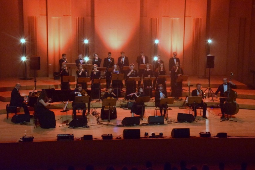 Niesamowity koncert Queen Symfonicznie w Filharmonii Świętokrzyskiej w Kielcach. Wybrzmiały najpiękniejsze utwory legendarnej grupy. Zdjęcia