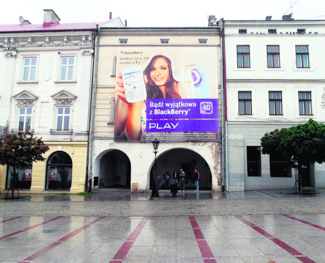 W Tarnowie wielkoformatowa reklama wisi na budynku, który należy do Muzeum Okręgowego. Jednak i ona wkrótce zniknie