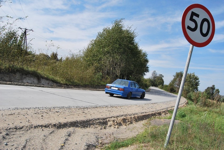 Wandale w Charzykowach: Zniszczyli znaki drogowe, wiatę i samochód