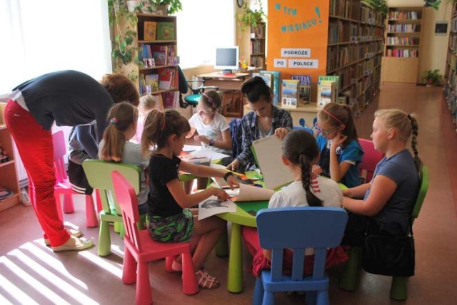 Podczas wakacyjnych warsztatów w Bibliotece Publicznej w Pleszewie, dzieci biorą udział m.in. w zajęciach plastyczno-technicznych