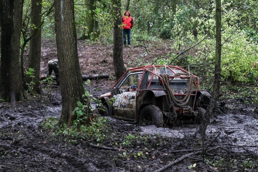 Wielkie ściganie w błocie. 70 załóg startowało w rajdzie offroadu w Kowalowie [ZDJĘCIA]