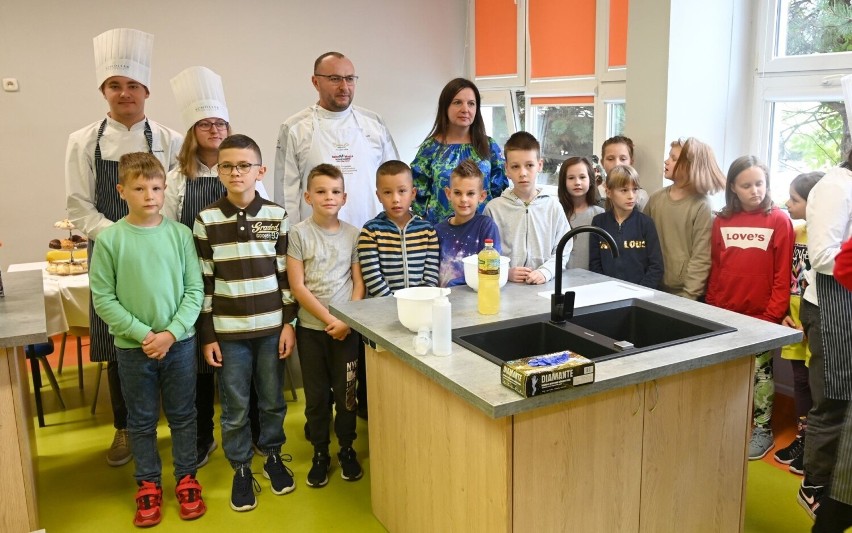 W Szkole Podstawowej numer 27 w Kielcach ruszyła nowoczesna pracownia kuchenna. Dobra zabawa połączona z nauką. Zobacz wideo i zdjęcia