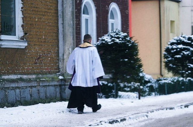 Wizyty duszpasterskie często są krytykowane. Wielu ludzi nie chce przyjmować księdza w domu.