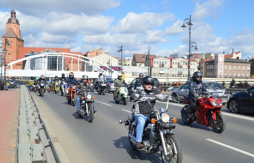 W paradzie bierze udział zwykle 1-2 tys. motocyklistów.
