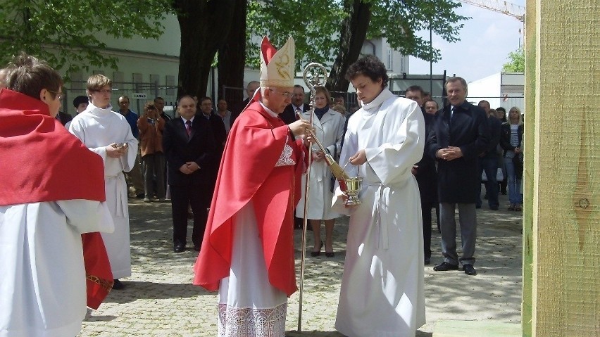 Biskup Wacław Depo podczas uroczystości poświęcenia dzwonu...