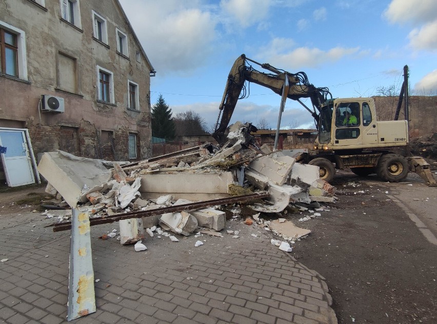 Trwa wyburzanie pawilonu handlowego z ul. 1 Maja w Wałbrzychu. Zobaczcie zdjęcia z ostatnich chwil budynku