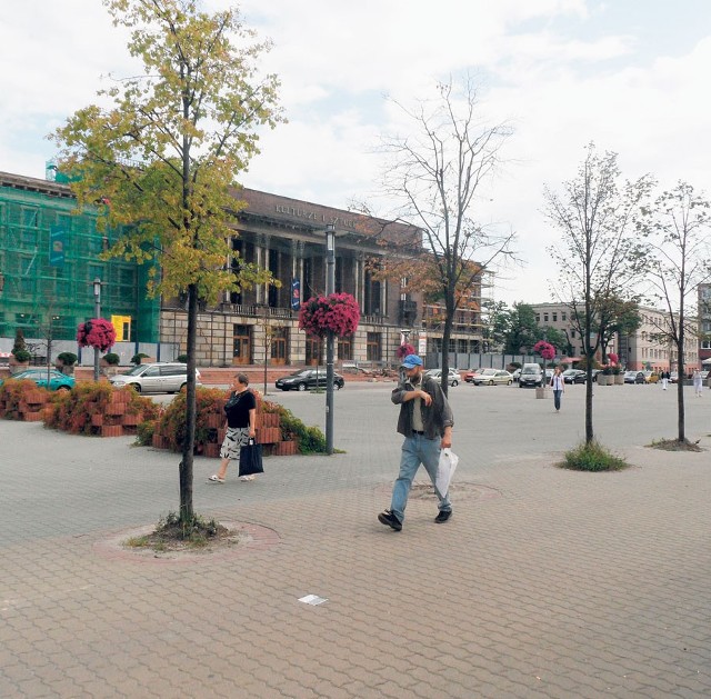 Plac Wolności nawet w środku dnia świeci dziś pustkami