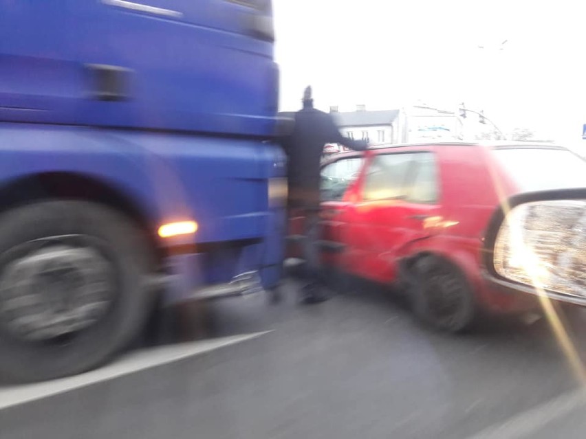 Wypadek ciężarówki z osobówką na ulicy Okrzei we Włocławku