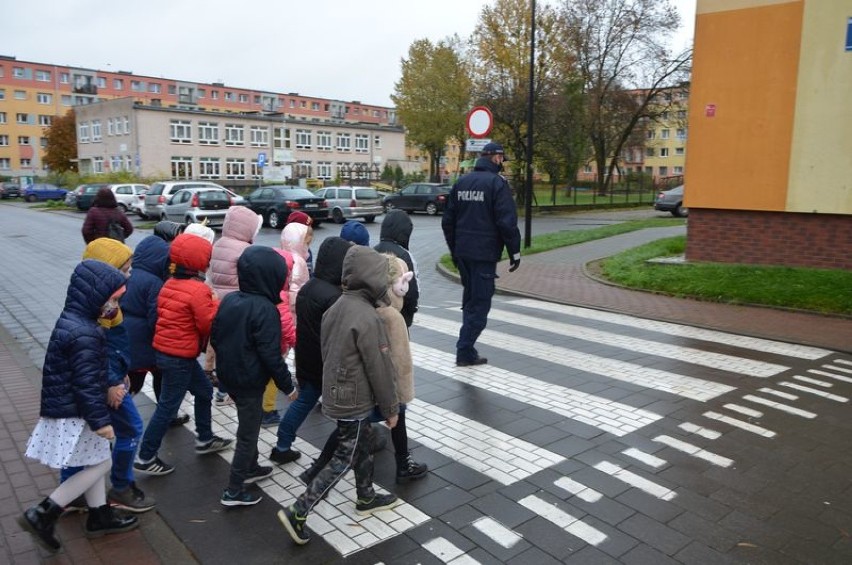Wejherowo. Policjanci uczyli dzieci bezpiecznego przejścia przez ulicę