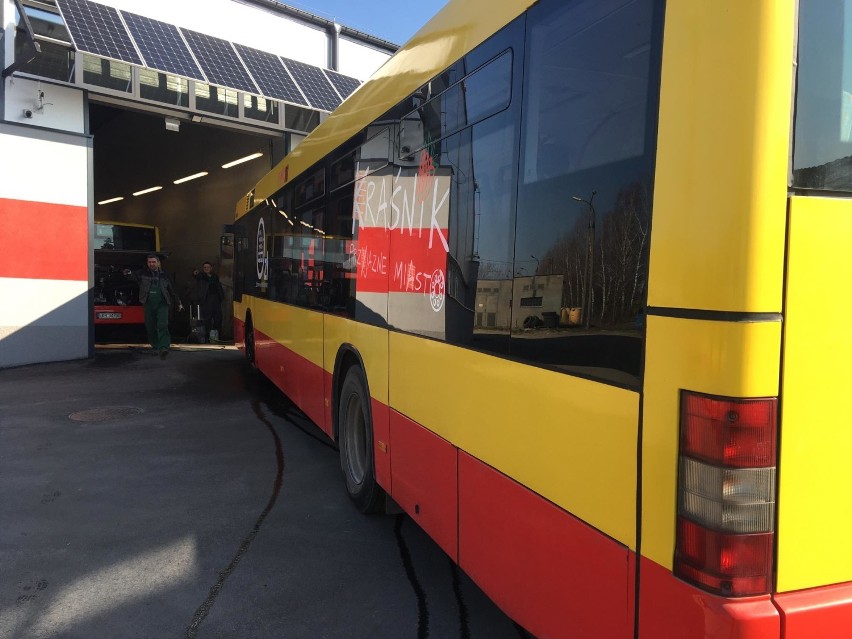 MPK w Kraśniku dba o dezynfekcję autobusów. Działania przeciwko rozpowszechnianiu się koronawirusa. Zobacz galerię zdjęć