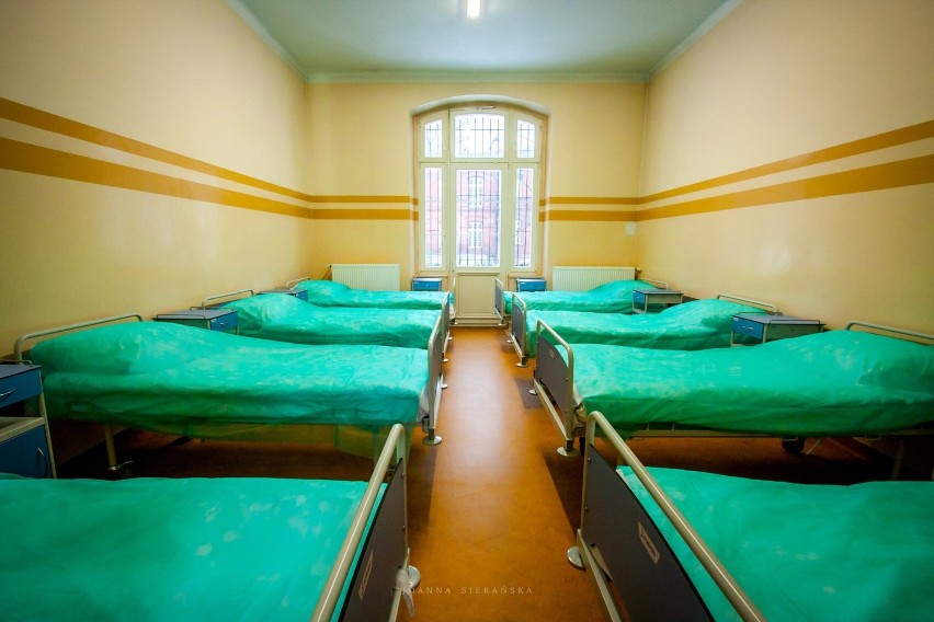 Nowa karetka i ponad 100 nowych łóżek dla pacjentów. Szpital psychiatryczny w Rybniku z sprzętem za ponad 3,7 mln zł