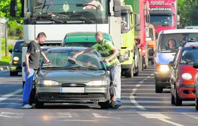 Latem szczególnie często można natknąć się na młodzieńców myjących szyby aut na skrzyżowaniach czy stacjach paliw