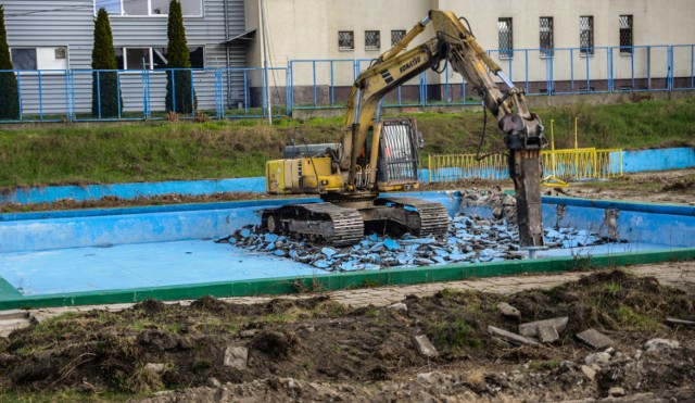 Ruszyła rozbiórka obiektów przy ul. Królowej Jadwigi. Baseny oraz budynki starej "Astorii" zostaną kompletnie rozebrane. Prace mają potrwać do końca sierpnia.

