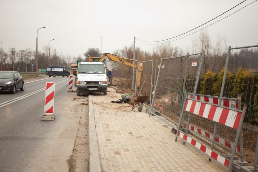 Bochnia. Na ulicy Wiśnickiej wreszcie jest brakujący chodnik, na który mieszkańcy wyczekiwali latami - zobacz zdjęcia