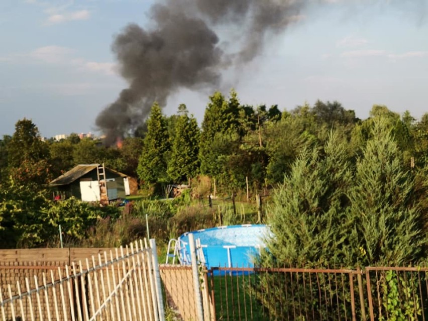 Pożar na terenie ogródków działkowych przy al. Unii Lubelskiej. Czarny dym widać było niemal w całym mieście