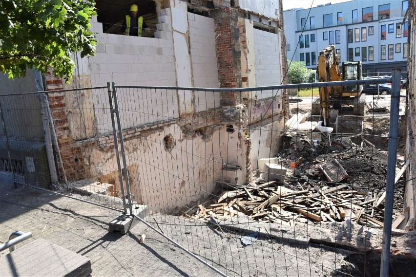 Zburzono część zabudowań dawnego banku PKO w Opolu. Zniknął...