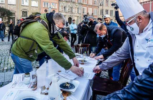 Protest branży gastronomicznej w Gdańsku 3.11.2020. Symboliczna czarna polewka dla rządzących od pomorskich restauratorów