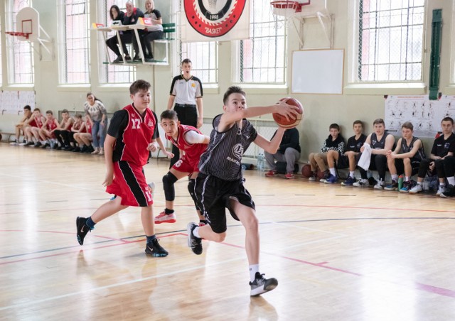 W ramach zmagań ligi województwa pomorskiego U 14, w sobotnie południe w hali sportowej w Kwidzynie, zawodnicy Energa Markos wysoko pokonali drużynę przeciwną MTB Basket Kwidzyn, osiągając wynik 88:49.