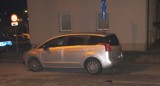 Wypadek w Oświęcimiu. Na skrzyżowaniu ulic Łukasiewicza i Smoluchowskiego samochód potrącił 77-letnią kobietę idącą się o kulach. Zdjęcia