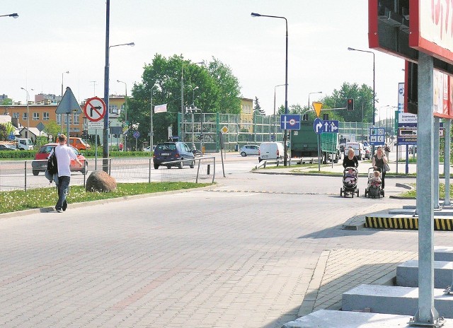 Piesi, którzy schodzą z chodnika przy Rossmannie, wchodzą bezpośrednio na parking