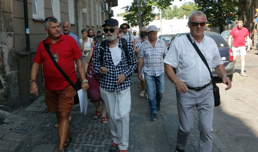 Spacer z Piotrem Łukiewskim, przewodnikiem PTTK po ul. Focha...