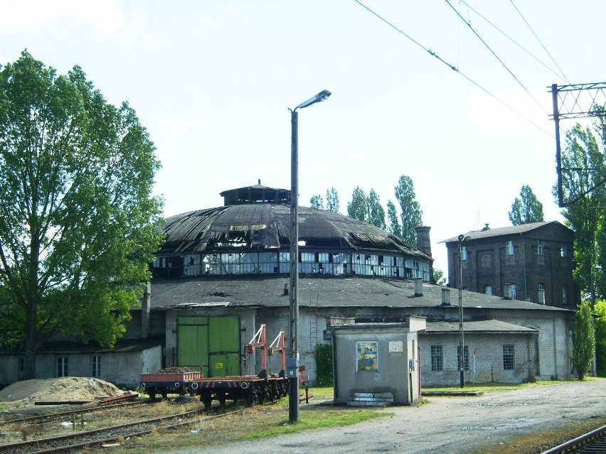 Będzie nowy dach dla pilskiego Okrąglaka. Ruszyły przygotowania do remontu zabytkowej parowozowni