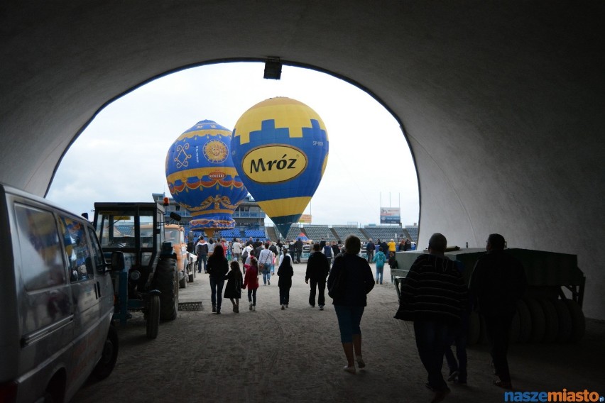 Nocny pokaz balonów na stadionie Smoczyka w Lesznie.