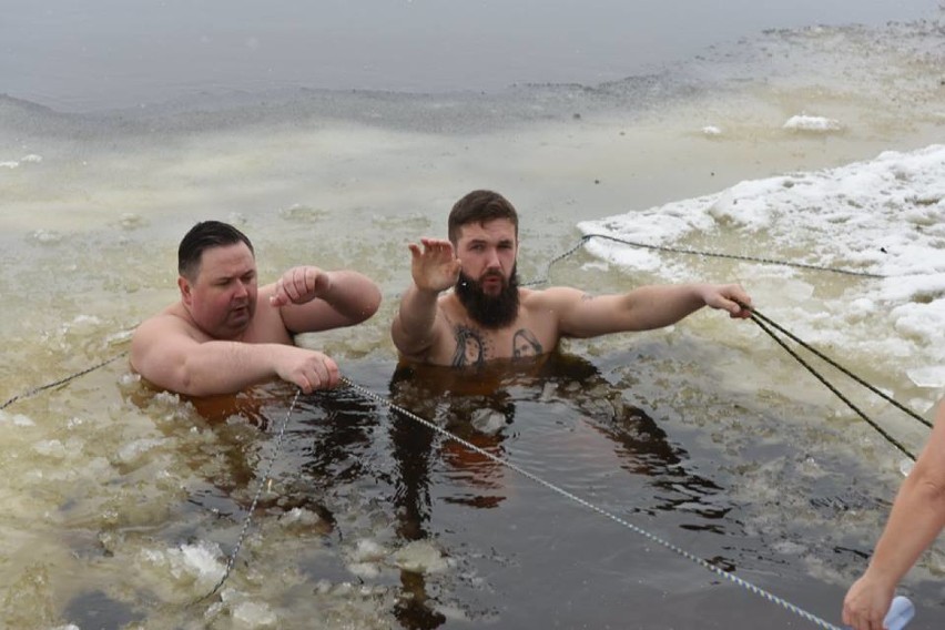 Morsy z Bielska Podlaskiego lubią zimną kąpiel. Kolejne wyzwanie to zimowa kąpiel w morzu