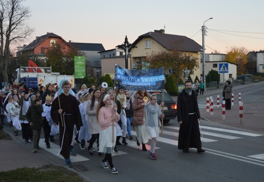 Pierwszy Bal Wszystkich Świętych w Sierakowicach z tłumem przebranych dzieci i dorosłych ZDJĘCIA, WIDEO