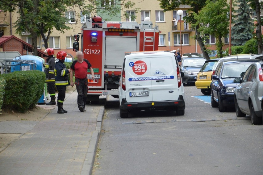 Głogów: Ekipa remontowa przewierciła rurę z gazem w bloku przy ul. Sienkiewicza. ZDJĘCIA