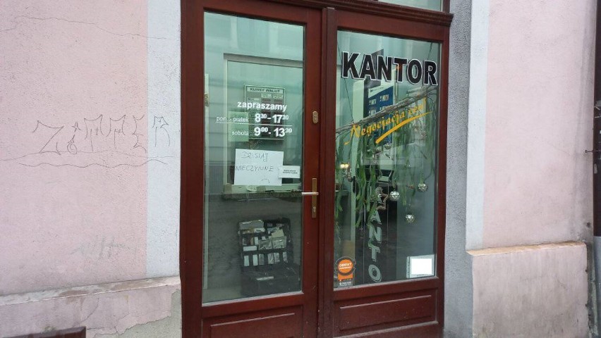 Napad na kantor w Kaliszu. Dwóch sprawców zrabowało gotówkę w różnych walutach